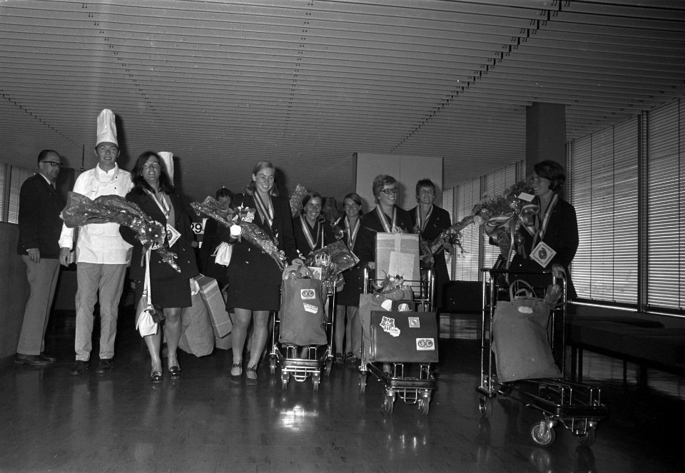 Nederlandse dameshockeyteam arriveert op Schiphol na behalen wereldkampioenschap, Bestanddeelnr 924-9463
