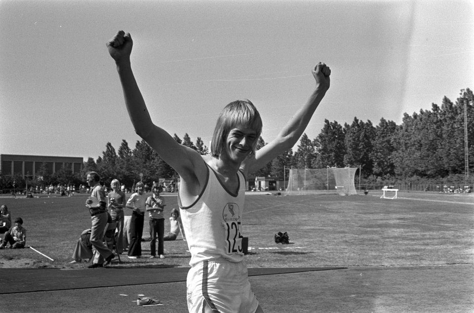 Nederlandse Jeugd atletiekkampioenschappen te Amsterdam, Ruud Wielart juichend, Bestanddeelnr 926-5046
