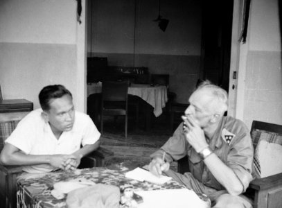 Nederlandse inlichtingenofficier in gesprek of verhoor met Indonesische man , Bestanddeelnr 15059