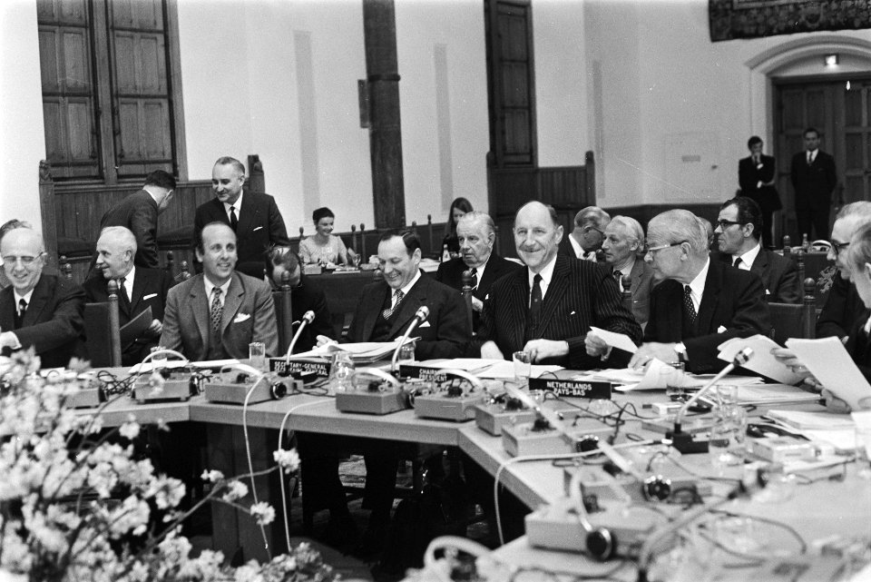 Nederlandse delegatie met in het midden minister Luns en rechts van hem staatss…, Bestanddeelnr 924-4671
