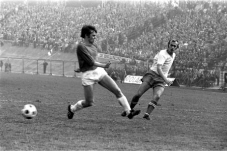 NEC tegen Ajax 0-1, nr 13 Blankenburg (rechts) in actie, Bestanddeelnr 925-4684