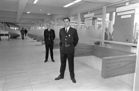 Nederlandse Bank, direkteur bank professor J. Zijlstra . Overzicht van de hal me, Bestanddeelnr 921-3222