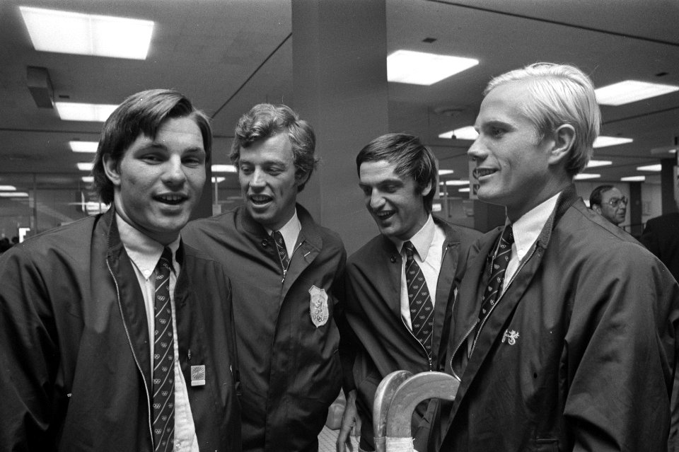 Nederlandse deelnemers Olympische Spelen terug op Schiphol hockeyers v.l.n.r. Ti, Bestanddeelnr 925-8698