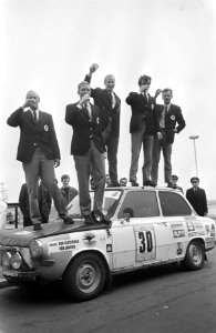 Nederlandse deelnemers aan marathonrally Londen Sydney terug op Schiphol Slotema, Bestanddeelnr 921-9664