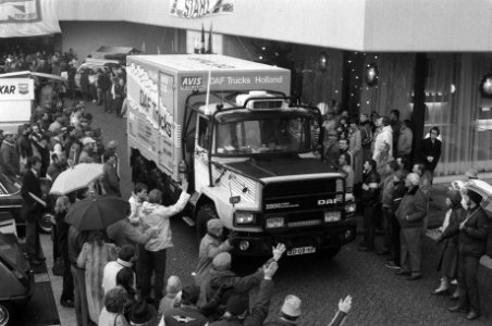 Nederlandse deelnemers aan de rally Amsterdam-Parijs Dakar in Amsterdam bij Novo, Bestanddeelnr 931-8845