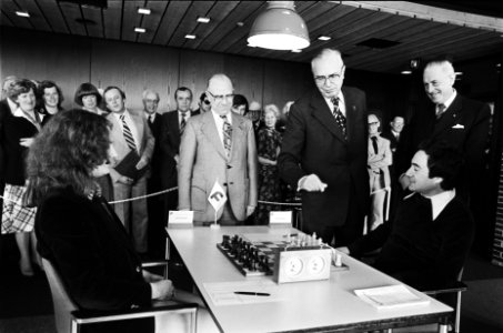 Nederlandse kampioenschap schaken, Leeuwarden Euwe doet openingszet, Bestanddeelnr 929-6758