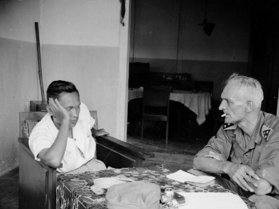 Nederlandse inlichtingenofficier in gesprek of verhoor met Indonesische man , Bestanddeelnr 15057