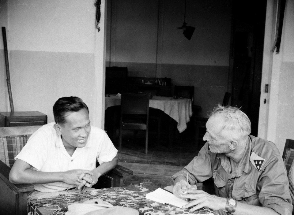 Nederlandse inlichtingenofficier in gesprek of verhoor met Indonesische man , Bestanddeelnr 15058