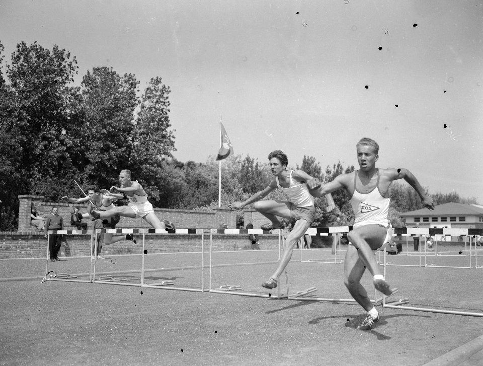 Nederlandse Jeugd Atletiekkampioenschappen te Den Haag. Finsh 110 meter horden …, Bestanddeelnr 907-2440