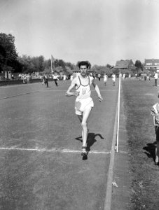 Nederlandse Jeugd Atletiekkampioenschappen te Den Haag. Winnaar 800 meter Haus …, Bestanddeelnr 907-2437