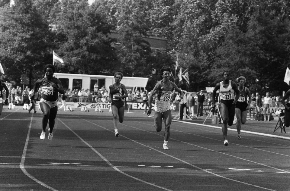 Nederlandse Kampioenschap Atletiek in Amsterdam Nellie Fierce Cooman (l) maakt , Bestanddeelnr 933-7096
