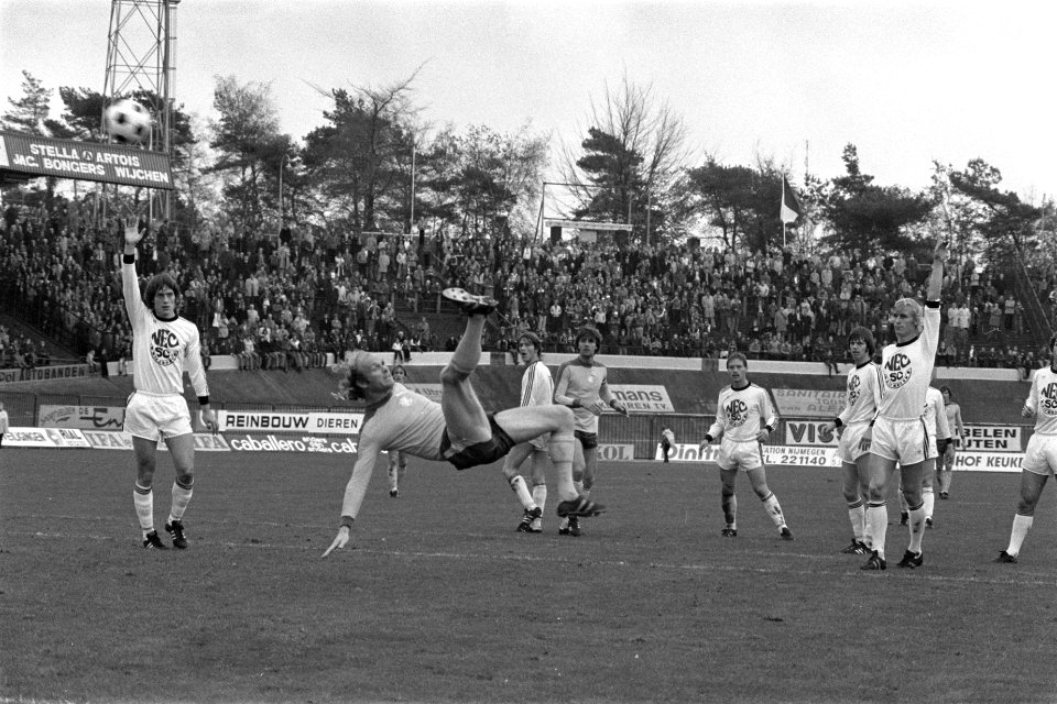 NEC tegen Ajax 0-1, omhaal van Geels terwijl NEC protesten, Bestanddeelnr 929-4257