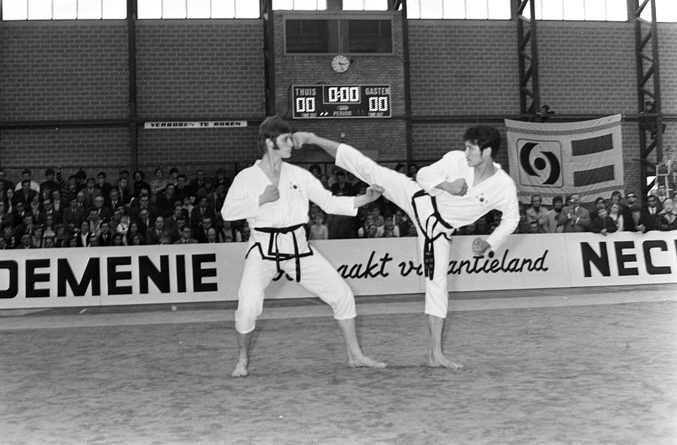 Nederlandse judokampioenschappen 1971 in Haarlem demonstratie taekwando van Vel, Bestanddeelnr 924-2261