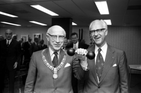 NCM-directeur Cohen Tervaert (r.) en burgemeester Samkalden, Bestanddeelnr 927-9923