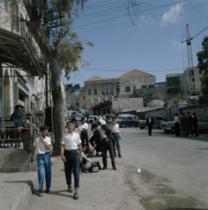 Nazareth Straat met geparkeerde auto's op de voorgrond een schoenenpoetsers aa, Bestanddeelnr 255-9274