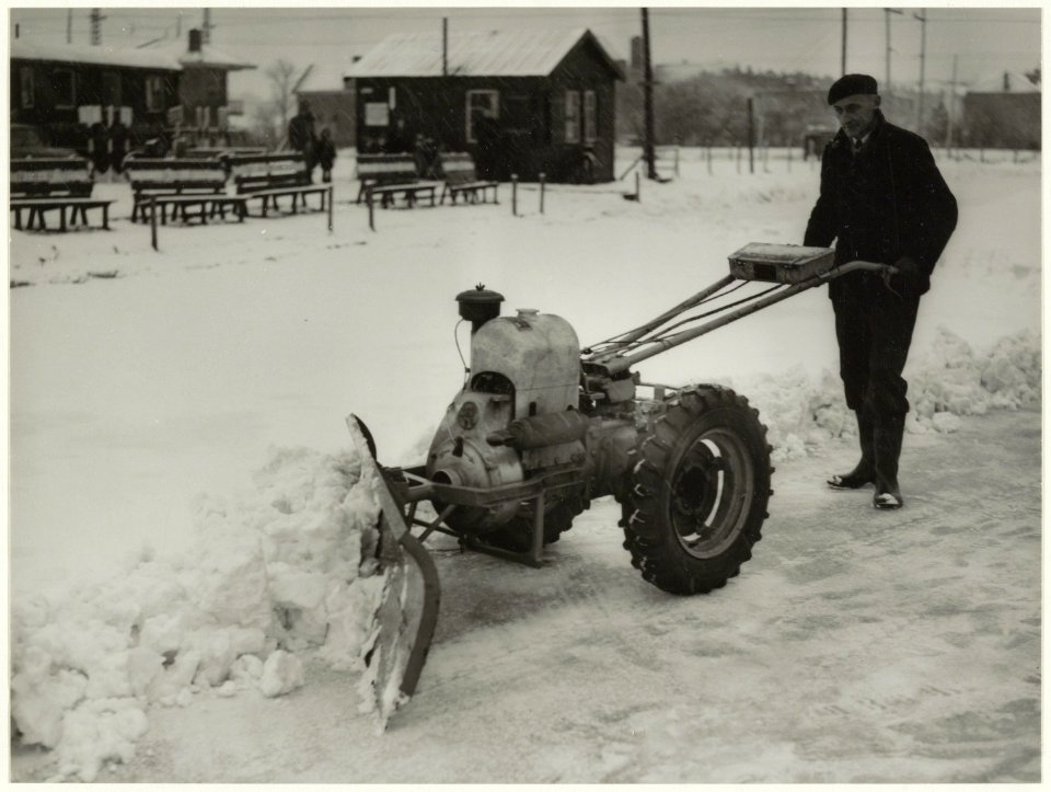 Natuurijsbaan Kleverlaan. De heer Dekker met zijn zelfgeconstrueerde sneeuwruimer. NL-HlmNHA 54005572