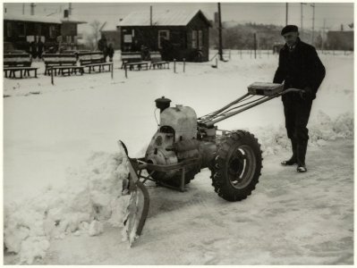 Natuurijsbaan Kleverlaan. De heer Dekker met zijn zelfgeconstrueerde sneeuwruimer. NL-HlmNHA 54005572