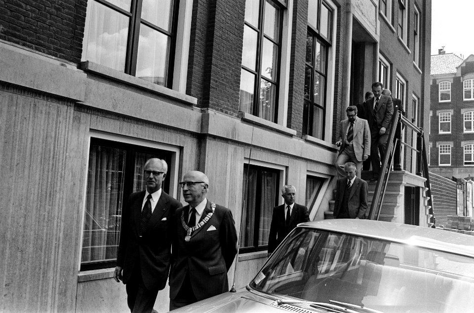 NCM-gebouw aan de Keizersgracht links NCM-directeur Cohen Tervaert, naast hem b, Bestanddeelnr 927-9928