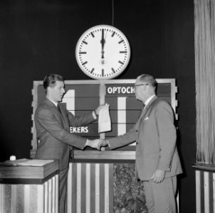 NCRV-quiz Een tegen allen , de heer M. C. Doeleman uit Zierikzee ontvangt van , Bestanddeelnr 917-0346