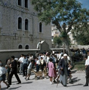 Nazareth Samenscholing van bij een muur van deels jeugdig publiek, Bestanddeelnr 255-9275
