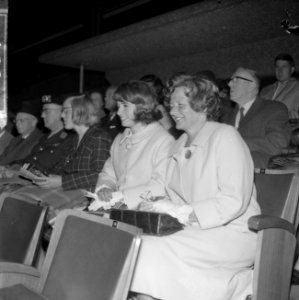 Natotaptoe in Olympisch Stadion, de moeders van Sjoukje Dijkstra en Regina Heitz, Bestanddeelnr 916-5570