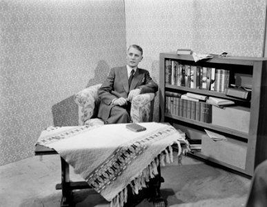 NCRV-televisie, achter bureau Ds Joh. Langstraat voor de dagsluiting, Bestanddeelnr 904-8044