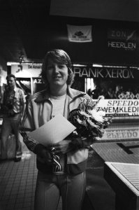 Nationale zwemkampioenschappen in Amersfoort Annelies Maas met bloemen, nieuwe , Bestanddeelnr 929-2753