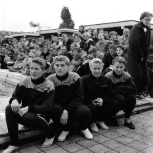 Nationale zwemkampioenschappen Amsterdam, start 100 mete rugslag dames. Van link, Bestanddeelnr 907-9776