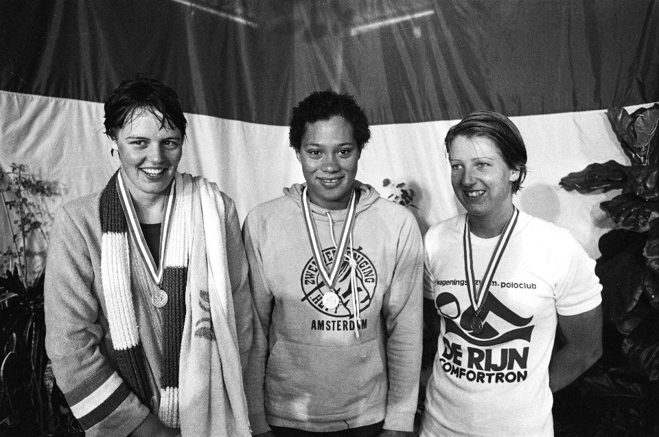 Nationale zwemkampioenschappen Amersfoort v.l.n.r. Ineke Ran (3e), Enith Brigit, Bestanddeelnr 929-8193