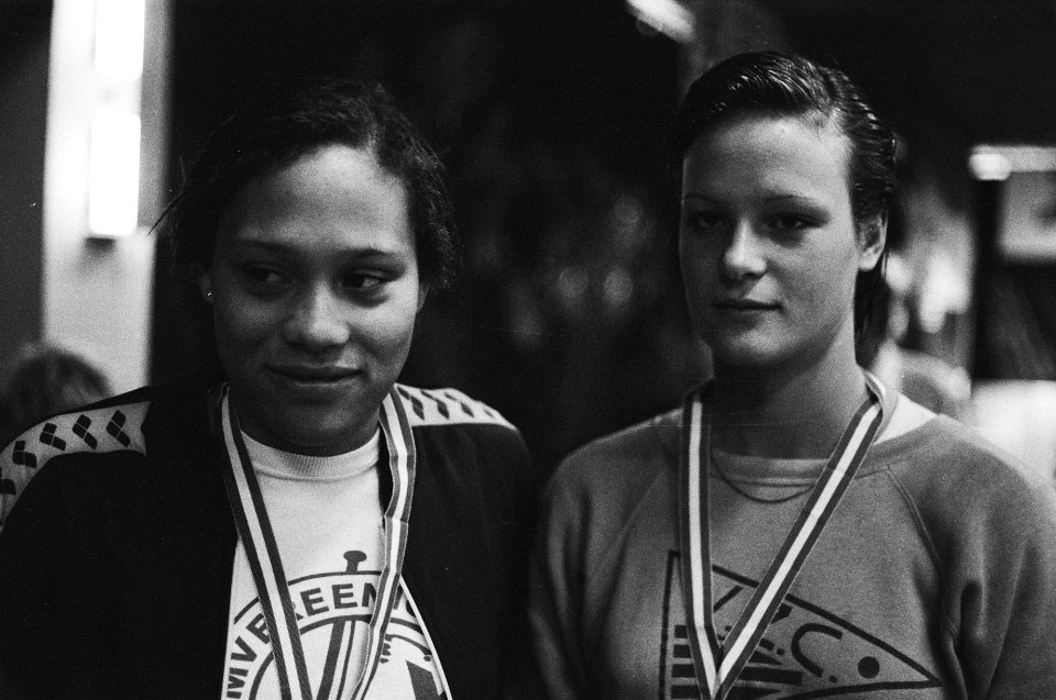Nationale zwemkampioenschappen Amersfoort Diane Edelijn en Enith Brigitha (r), Bestanddeelnr 929-2778