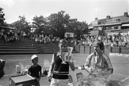 Nationale tenniskampioenschappen Scheveningen finales Sanders (met beker) en H, Bestanddeelnr 928-7327