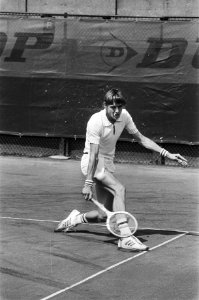 Nationale tenniskampioenschappen Scheveningen Loek Sanders in actie, Bestanddeelnr 929-8492