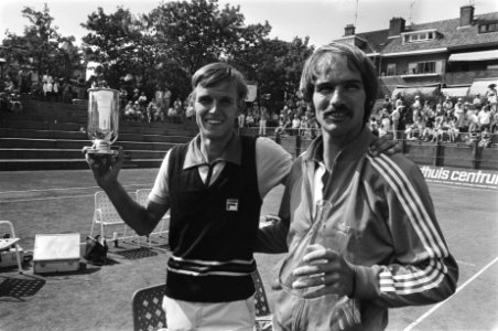 Nationale tenniskampioenschappen Scheveningen finales Sanders (met beker) en H, Bestanddeelnr 928-7326
