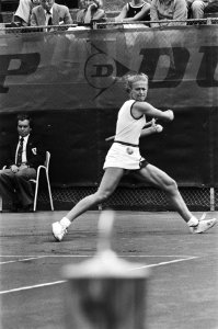 Nationale tenniskampioenschappen Scheveningen Elly Vessies in actie, Bestanddeelnr 929-3081