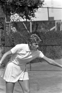 Nationale Tenniskampioenschappen op Metsbanen, Trudy Groenman in aktie, Bestanddeelnr 919-4350