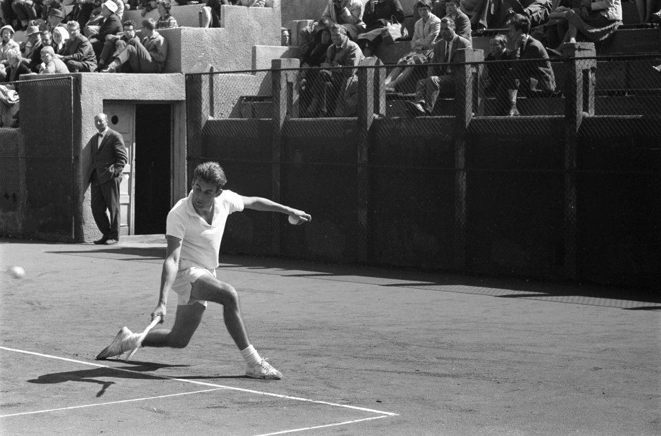Nationale Tenniskampioenschappen Piet van Eysden tijdens spel, Bestanddeelnr 912-8500