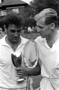 Nationale Tenniskampioenschappen Piet van Eysden (met beker) en Goris, Bestanddeelnr 912-8505