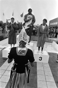 Nationale Zwemkampioenschappen in Volendam, huldiging links Annelies Maas , midd, Bestanddeelnr 928-7501