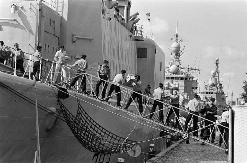 NATO-eskader Stanavforlant in Rotterdam bemanning bezig schip te bevoorraden, Bestanddeelnr 933-7203