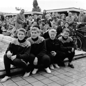 Nationale zwemkampioenschappen Amsterdam, start 100 mete rugslag dames. Van link, Bestanddeelnr 907-9777