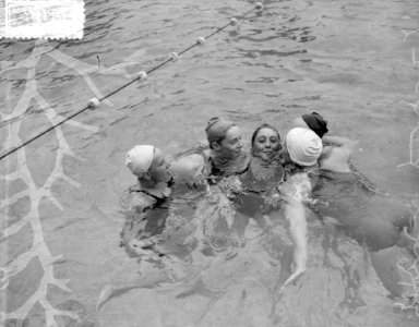 Nationale zwemkampioenschappen Amsterdam, start 100 mete rugslag dames Jans Kos, Bestanddeelnr 907-9767
