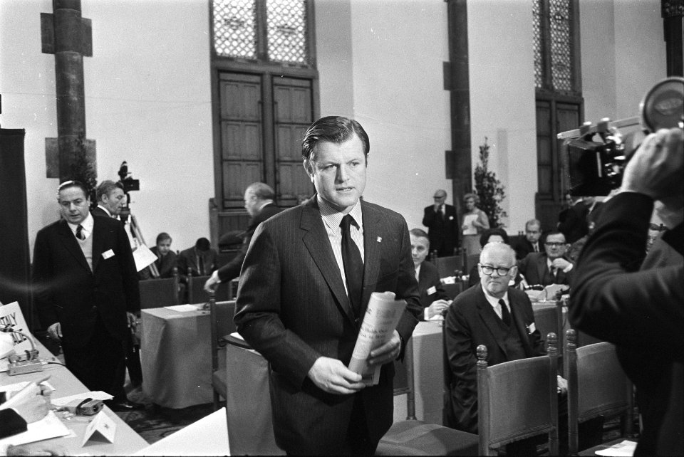 NATO Parlement bijeen in Ridderzaal, Den Haag Senator USA Edward Kennedy bij a, Bestanddeelnr 923-9971