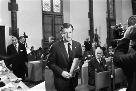 NATO Parlement bijeen in Ridderzaal, Den Haag Senator USA Edward Kennedy bij a, Bestanddeelnr 923-9971
