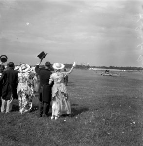 Nato Vliegfeest Soesterberg 40 jaar Militaire Luchtvaart. Personen in antieke ko, Bestanddeelnr 905-8455