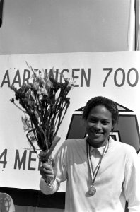 Nationale Zwemkampioenschappen te Vlaardingen, Enith Brigitha met bloemen, Bestanddeelnr 926-5778