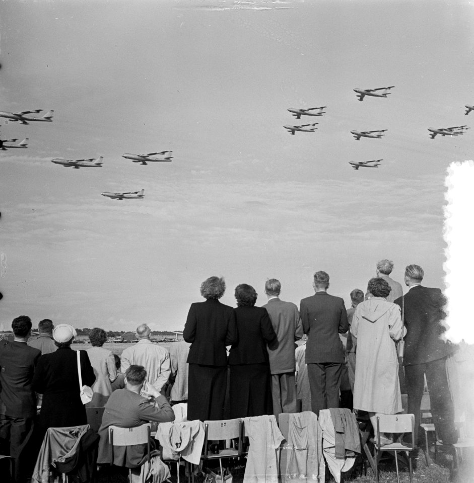 Nato Vliegfeest Soesterberg 40 jaar Militaire Luchtvaart Publiek bekijkt een fo, Bestanddeelnr 905-8457