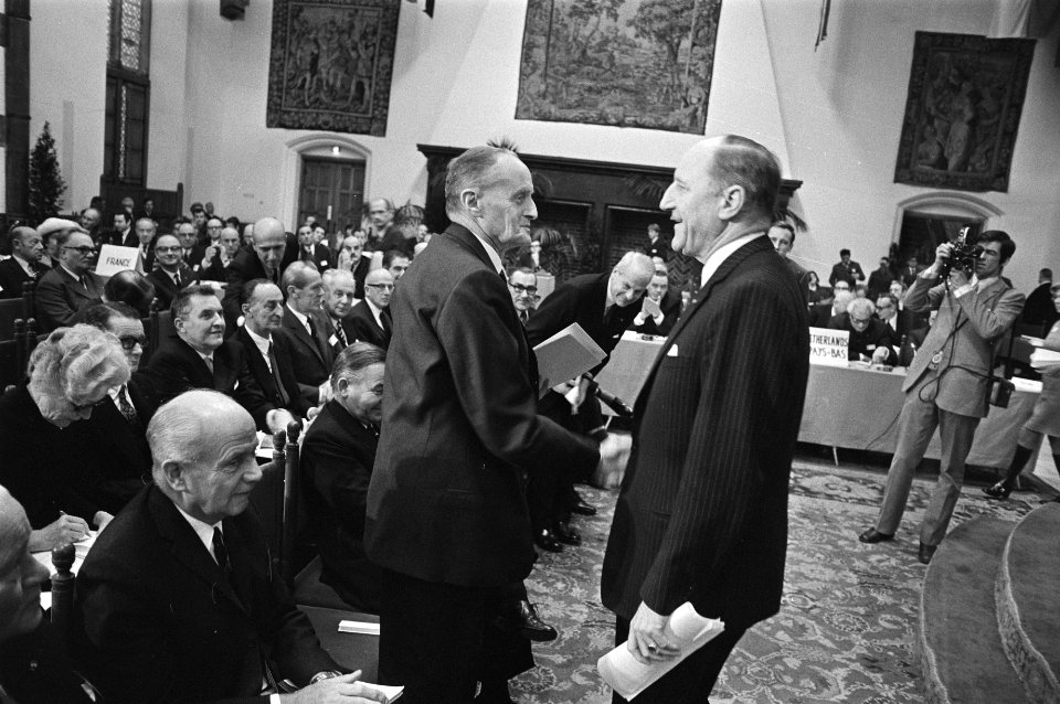 NATO Parlement bijeen in Ridderzaal, Den Haag rechts minister Luns begroet sec, Bestanddeelnr 923-9970