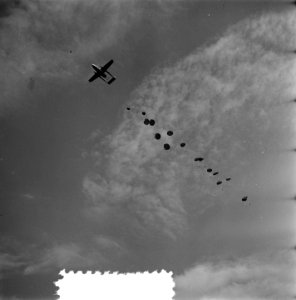 Nato Vliegfeest Soesterberg 40 jaar Militaire Luchtvaart. Het afwerpen van parac, Bestanddeelnr 905-8451