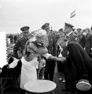 Nato Vliegfeest Soesterberg 40 jaar Militaire Luchtvaart. Koningin Juliana en pr, Bestanddeelnr 905-8453