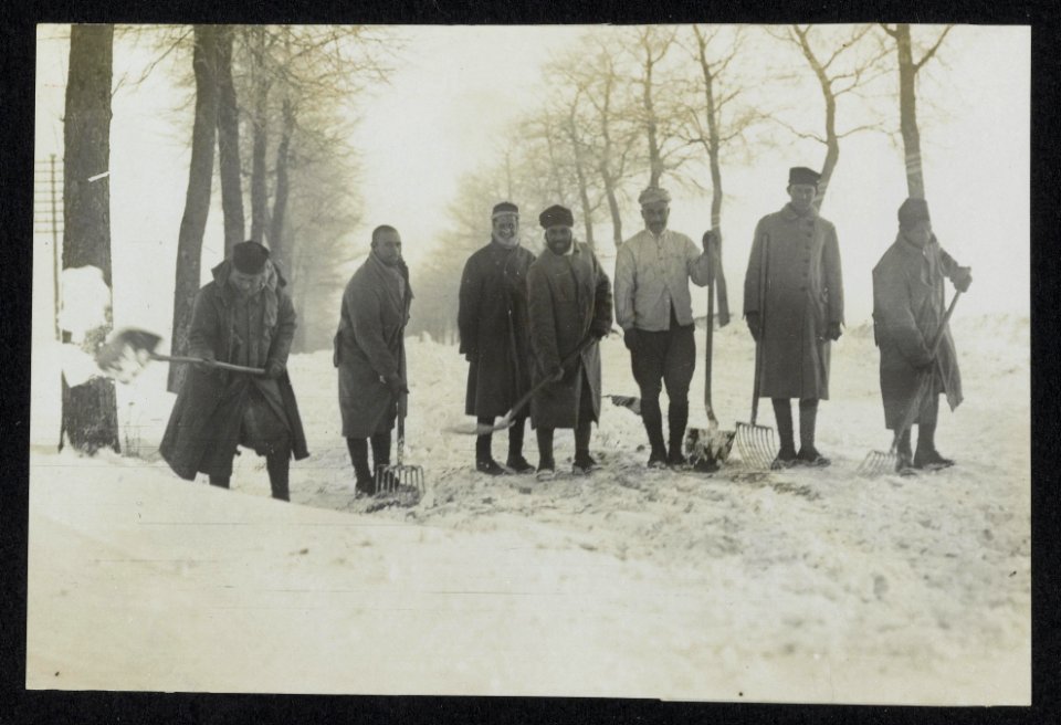 Native workers in a strange climate. Clearing snow from roads in France, Bestanddeelnr 158-1080
